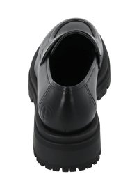 Chaussure en cuir noir avec un bout rond, un design minimaliste et une semelle en caoutchouc épaisse avec un motif texturé, vue de l'arrière.