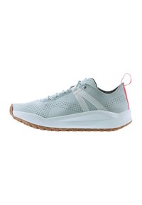 Scarpa da ginnastica azzurro chiaro con tomaia perforata, intersuola bianca, suola in gomma testurizzata e un accento rosso sul tallone.