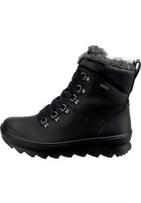 Botín negro al tobillo con parte superior de cuero texturizado, borde de piel sintética y diseño de cordones. Suela de goma gruesa con un patrón resistente para mayor tracción.