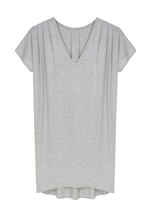 Grijs, kortemouw t-shirt met een V-hals, gemaakt van zachte stof. Heeft subtiele plooien bij de schouders en een afgeronde zoom.