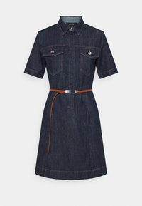 Robe en jean bleu foncé à manches courtes, poches à rabat sur la poitrine avec boutons, patte de boutonnage avant et une fine ceinture marron à la taille.