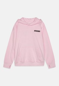 Lys rosa hettegenser laget av mykt stoff, med en frontlomme og en svart "ABERCROMBIE"-logo på venstre bryst. Inkluderer ribbede ermer.