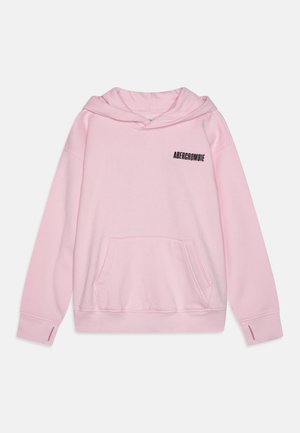 Hoodie rosa claro feito de tecido suave, apresentando um bolso frontal e um logo preto "ABERCROMBIE" no lado esquerdo do peito. Inclui punhos canelados.