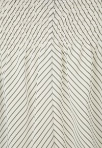 Leichtes Gewebe mit vertikalen grauen Streifen auf weißem Hintergrund. Verfügt über eine geraffte Textur an der Oberseite und einen fließenden Fall darunter.