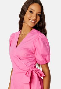 Bubbleroom V-NECK WRAP COTTON MIDI DRESS - Denní šaty - pink