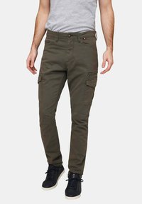 Pantalons cargo verts en mélange de coton avec une coupe slim, dotés de multiples poches, de détails zippés et d'une fermeture à bouton.