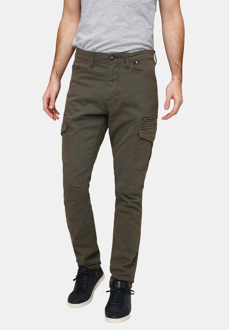 Pantalons cargo verts en mélange de coton avec une coupe slim, dotés de multiples poches, de détails zippés et d'une fermeture à bouton.