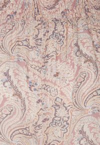 Mönstrad tyg i mjuk rosa, med intrikata paisleymönster, ljusblå accenter och subtila texturer med samlade detaljer.