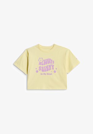 Jasnożółta krótka koszulka z krótkimi rękawami, fioletowym tekstem i grafiką kwiatów z napisem „Always Sunny In My Head.”