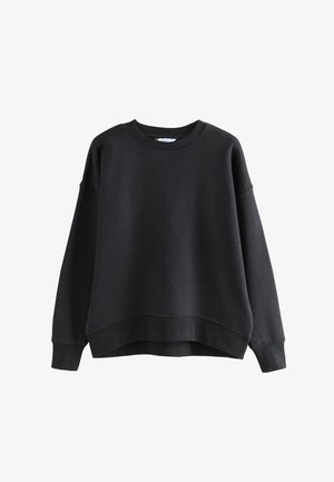 Juodas džemperis su apvalia apykakle, nuleistais pečiais ir raukšlėtais rankogaliais. Audinys lygus, laisvo kirpimo ir trumpa apatine dalimi.