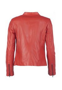 Rød læderjakke med skræddersyet pasform, enkelt notch-lapel og metalliske lynlåsdetaljer på ærmerne. Glat tekstur og sømløse syninger.