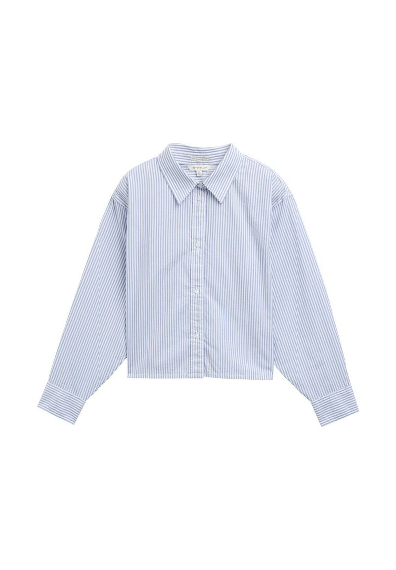 Gekürzte Button-Up-Bluse in Hellblau mit weißen vertikalen Streifen; verfügt über einen klassischen Kragen und lange Ärmel mit Manschettenverzierung.