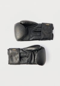 Ζευγάρι μαύρα δερμάτινα γάντια πυγμαχίας με διακριτικό ανάγλυφο κείμενο και χρυσό λογότυπο "ZOOT" σε λευκό φόντο.