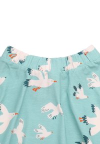 Helle türkisfarbene Shorts mit einem elastischen Bund, verziert mit einem weißen Vogelmuster, das detaillierte Flügel und bunte Akzente zeigt.