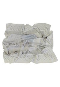 Bufanda de seda de color gris claro con una textura suave, que presenta un patrón circular repetitivo en gris más oscuro, drapeada y ligeramente arrugada.