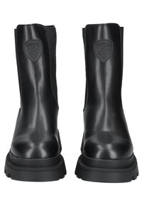Paire de bottes mi-mollet en cuir noir avec semelles en caoutchouc épaisses et un écusson logo Blauer sur l'avant de la tige, vues de face.
