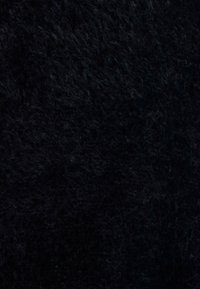 Tessuto nero testurizzato con una superficie morbida e pelosa, caratterizzato da un colore scuro uniforme e lievi variazioni di tonalità.