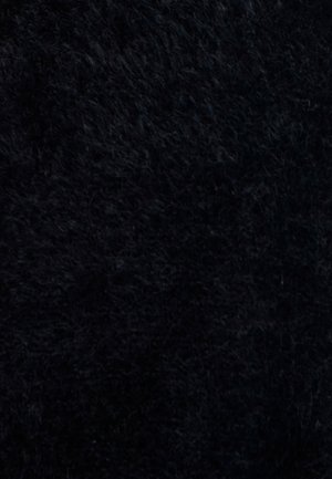 Zwart gestructureerd stof met een zachte, pluizige oppervlakte, met een uniforme donkere kleur en lichte variaties in schaduwen.