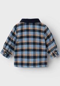 Camicia di flanella con un motivo a quadri blu, nero e arancione. Presenta un colletto scuro e polsini con bottoni, evidenziando il suo tessuto texture.