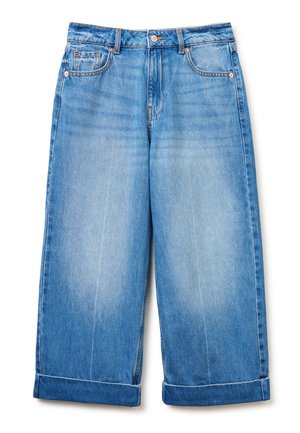 Hellblaue Jeans mit weitem Bein, umgeschlagenen Säumen, vorderem Knopf- und Reißverschluss und Fünf-Taschen-Design.