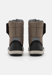 Braune Stoffstiefel mit grauen Akzenten, weichem Innenfutter, gepolstertem Design, Klettverschluss und einer soliden schwarzen Gummisohle. Markenlogo am Absatz sichtbar.