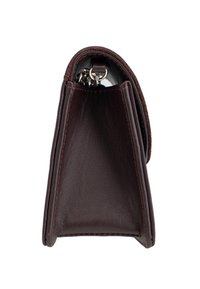 Borsa in pelle strutturata di un profondo bordeaux, caratterizzata da una superficie liscia, cuciture di contrasto e una chiusura metallica nella parte superiore.