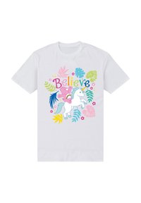 Biała bawełniana koszulka z kolorową grafiką przedstawiającą niedźwiedzia jeżdżącego na jednorożcu, otoczonego tropikalnymi liśćmi i słowem "Uwierz."