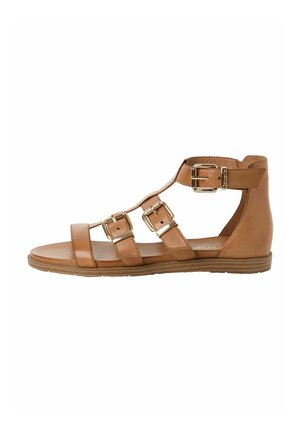 Brązowa skórzana sandał z trzema regulowanymi paskami z pozłacanymi klamrami, płaską podeszwą i otwartym designem zapewniającym przewiewność.