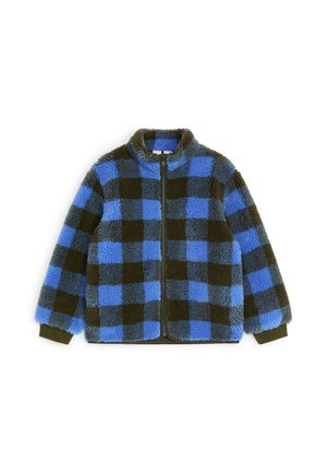 Veste duveteuse à grand motif écossais bleu et vert foncé, fermeture zippée sur toute la longueur, col montant et poignets côtelés, posée à plat sur fond blanc.