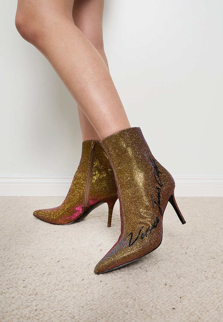 Versace Jeans Couture Enkellaarsjes met hoge hak goudkleurig Versace Jeans Couture Enkellaarsjes met hoge hak goudkleurig