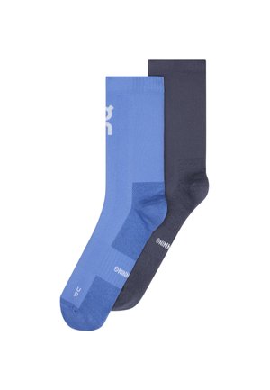 Két pár sport zokni közép-szárú, az egyik világoskék, a másik sötétszürke, hálós szellőzőrésszel és fehér márkajelzéssel, fehér háttéren.