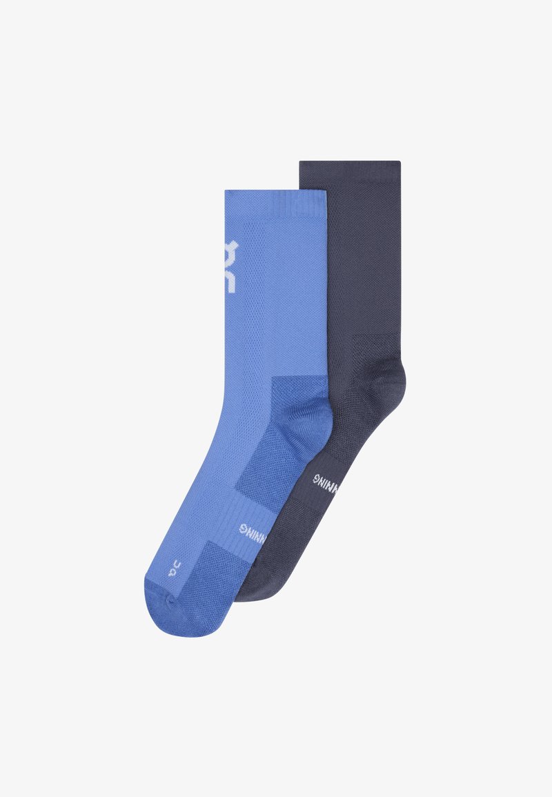 Deux paires de chaussettes de sport mi-mollet, une bleu clair et une gris foncé, avec une ventilation en mesh et un logo blanc sur un fond blanc.