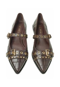 Scarpe in pelle marrone a punta con un motivo a coccodrillo testurizzato, due cinturini con hardware dorato e borchie circolari lungo la parte superiore.
