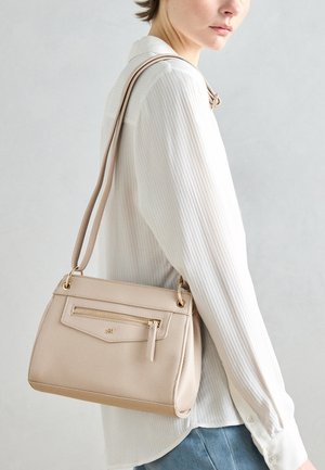 Beige strukturierte Lederhandtasche mit einem oberen Reißverschluss, einer vorderen Reißverschluss-Tasche, goldenen Beschlägen und einem Schulterriemen. Texturiertes und strukturiertes Design.