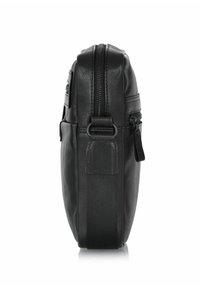 Czarna skórzana torba na ramię z teksturowanym wykończeniem, zapięciem na zamek, boczną kieszenią i regulowanym paskiem, oferująca różne opcje noszenia.