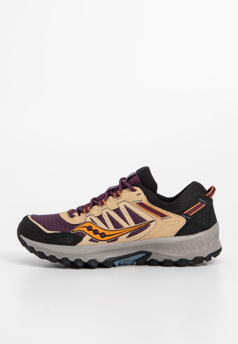 Scarpa da trail running con tomaia in mesh nera, viola e beige, suola in gomma, intersuola ammortizzata e dettagli arancioni. Presenta un design con lacci sicuro.