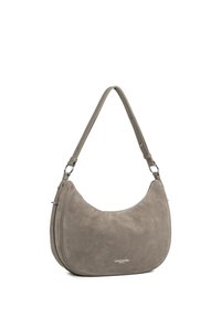 Borsa a tracolla in suede grigio con design curvo e tracolla regolabile. Presenta ferrature argento e una texture liscia. Logo visibile sulla parte anteriore.