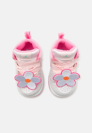 Λευκά και ροζ αθλητικά παπούτσια για νήπια με φαρδιά ροζ κορδόνια και μεγάλα λευκά λουλούδια με πορτοκαλί κέντρα στις μύτες.