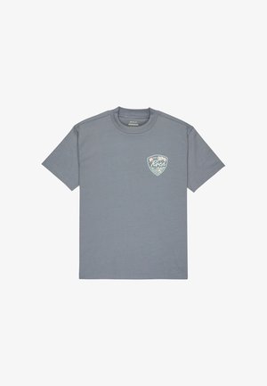 Grå bomulds t-shirt med korte ærmer. Har et lille, farverigt skjold-logo på venstre bryst med et kunstnerisk bølge- og sol-design.