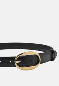 Čierny kožený opasok so zlatou oválnou sponou, obsahujúci otvory na nastavenie veľkosti pozdĺž popruhu, hladkú textúru a jednoduchý dizajn.