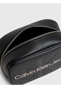 Calvin Klein Jeans SCULPTED CAMERA MONO - Taška s příčným popruhem - black/rose