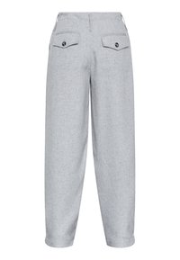 Grå bukser med en tekstureret finish, forsynet med to baglommer med sorte knapper, og en afslappet pasform der bliver smallere ved anklerne.