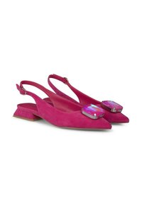 Bailarinas de ante rosa con tiras traseras y puntera puntiaguda, que cuentan con un gran acento de gema iridiscente en cada zapato y un bajo tacón cuadrado.