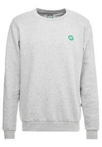 Felpa grigia con maniche lunghe, colletto a girocollo e un piccolo logo rotondo verde sul petto. Realizzata in un materiale misto cotone testurizzato.
