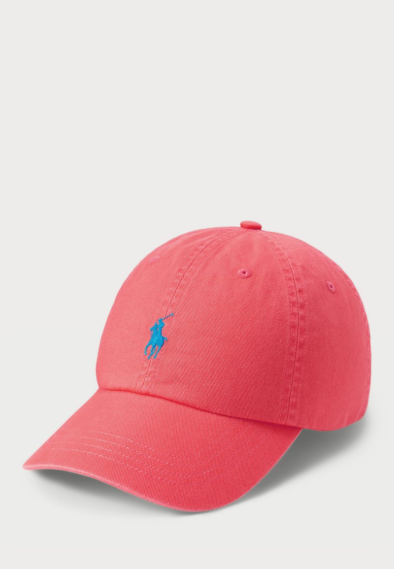 Pinkes Baseballcap mit gebogenem Schirm, mit kleinem blau besticktem Polospieler-Logo auf dem vorderen Panel.