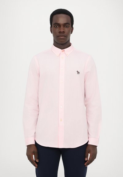 Hemd in hellem Rosa mit langen Ärmeln, Kragen und gesticktem Logo auf der Brust. Hergestellt aus einem glatten Stoff mit klassischer Passform.