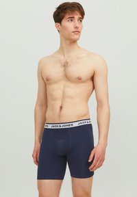 Marineblaue Boxershorts aus weichem Stoff, mit einem elastischen Bund und "JACK & JONES" Branding. Glatte Textur, körpernahe Passform.