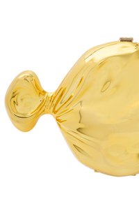Guld-färgad clutchväska med en flytande, organisk form och slät, reflekterande yta. Har en liten låsning högst upp.