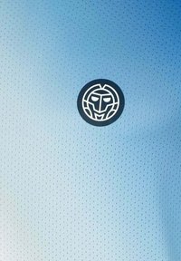 Hellblaues Sporttrikot aus strukturiertem Stoff mit kleinen Perforationen. Beinhaltet ein rundes schwarzes Emblem mit einem weißen stilisierten Maskendesign.