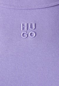 HUGO DELANOR - T-paita - open purple